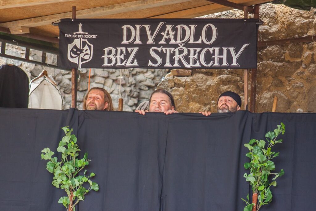 DIVADLO BEZ STRECHY 1024x683